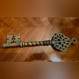 VTG Rustic 16” Cast Iron Decorative Patina Skeleton Key Heavy Medal Wall Decor